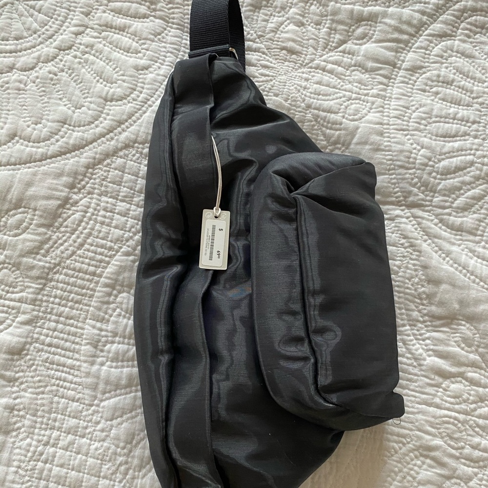 COS Technical Crossbody Bag Belt, deep navy. new.